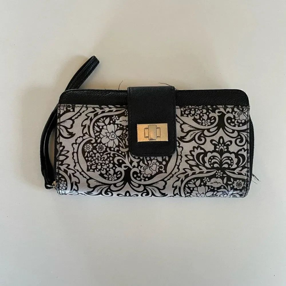 Pre-Owed Unbranded Womens Black and White Floral Clutch Wristlet